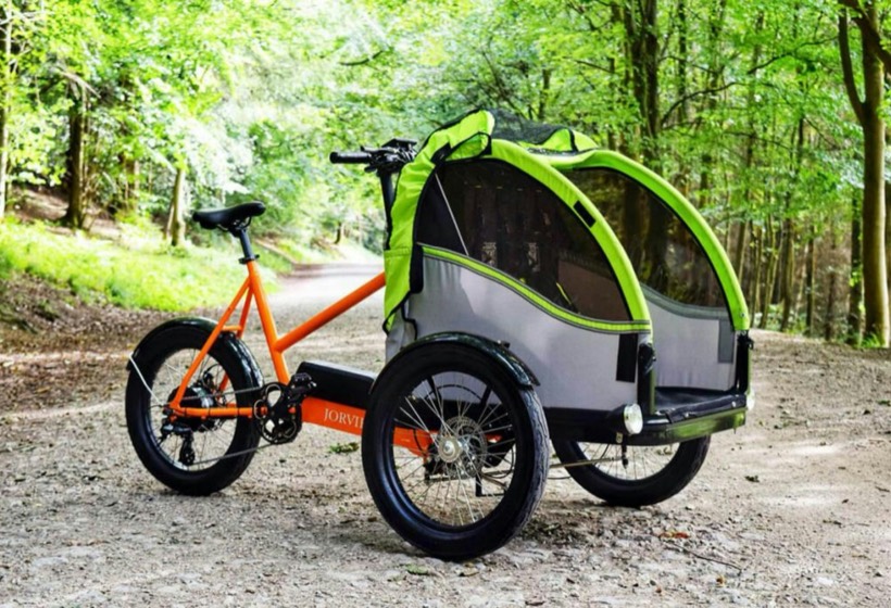 Fahrrad mit Kinderanhänger im Wald