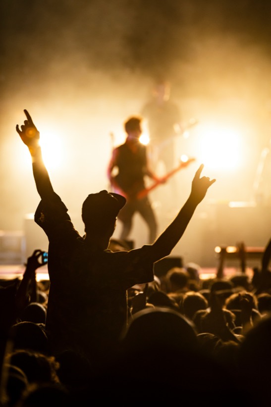 Konzert mit jubelndem Publikum