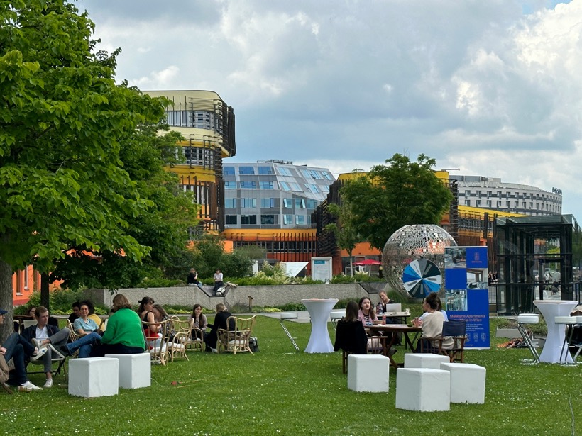 Studierende auf einem Campus