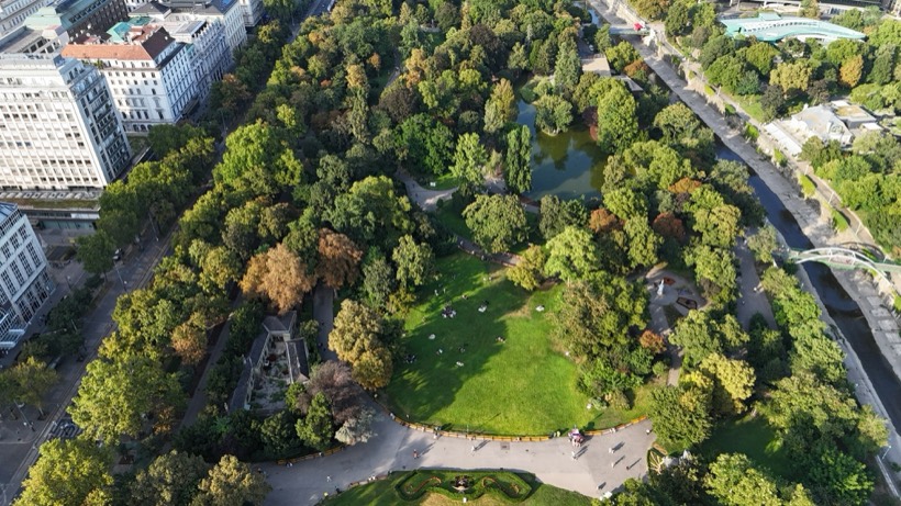 Luftaufnahme von Stadt und Grünflächen