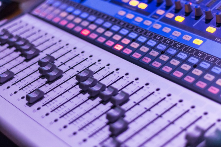 Audio-Mischpult mit Fadern