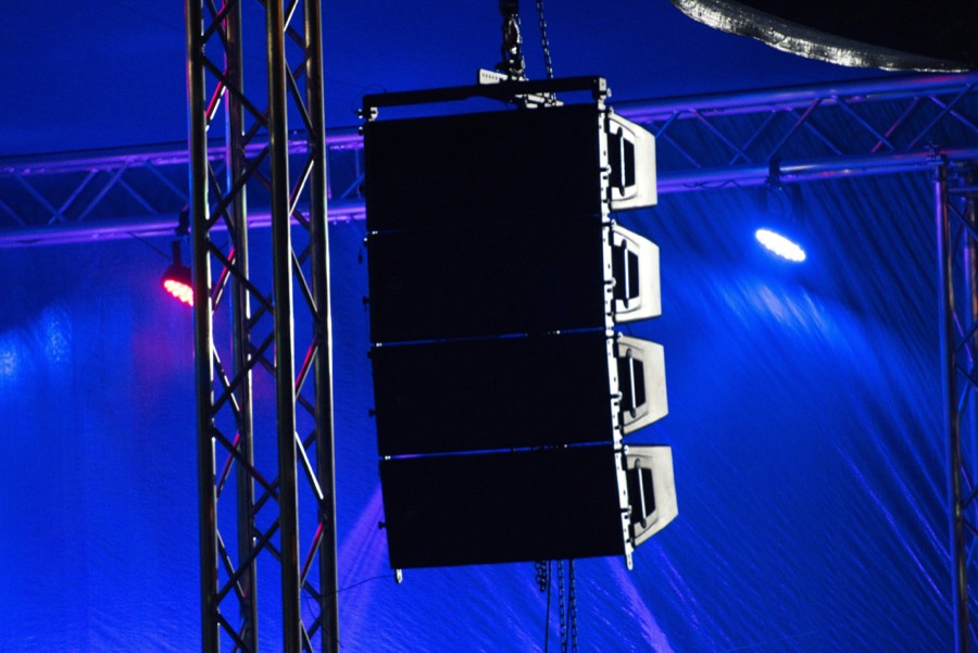 Line-Array-Lautsprecher auf einer Bühne